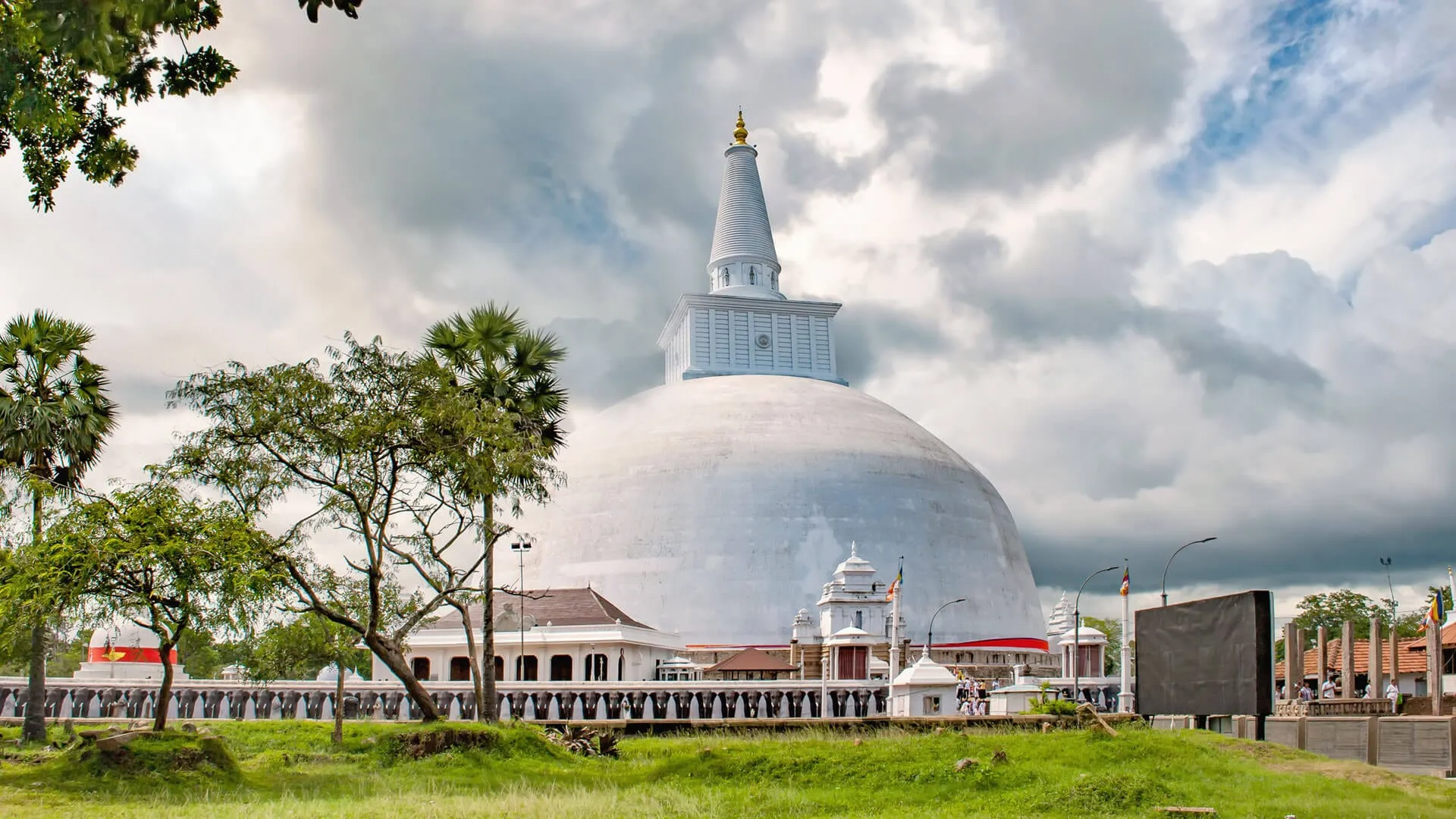 08 Days via Ancient Cities 1 Ruwanwelisaya Stupa Anuradhapura